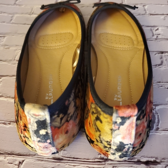 (NWOT) CL by Laundry Floral Fabric Flats - Picture 2 of 6